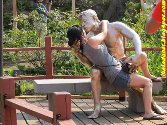 people having fun with statues 30