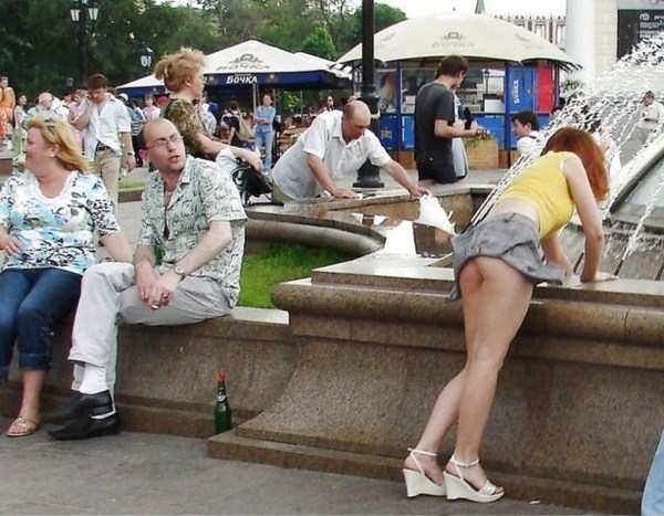 Lustig und upskirt für Sex Shemale
